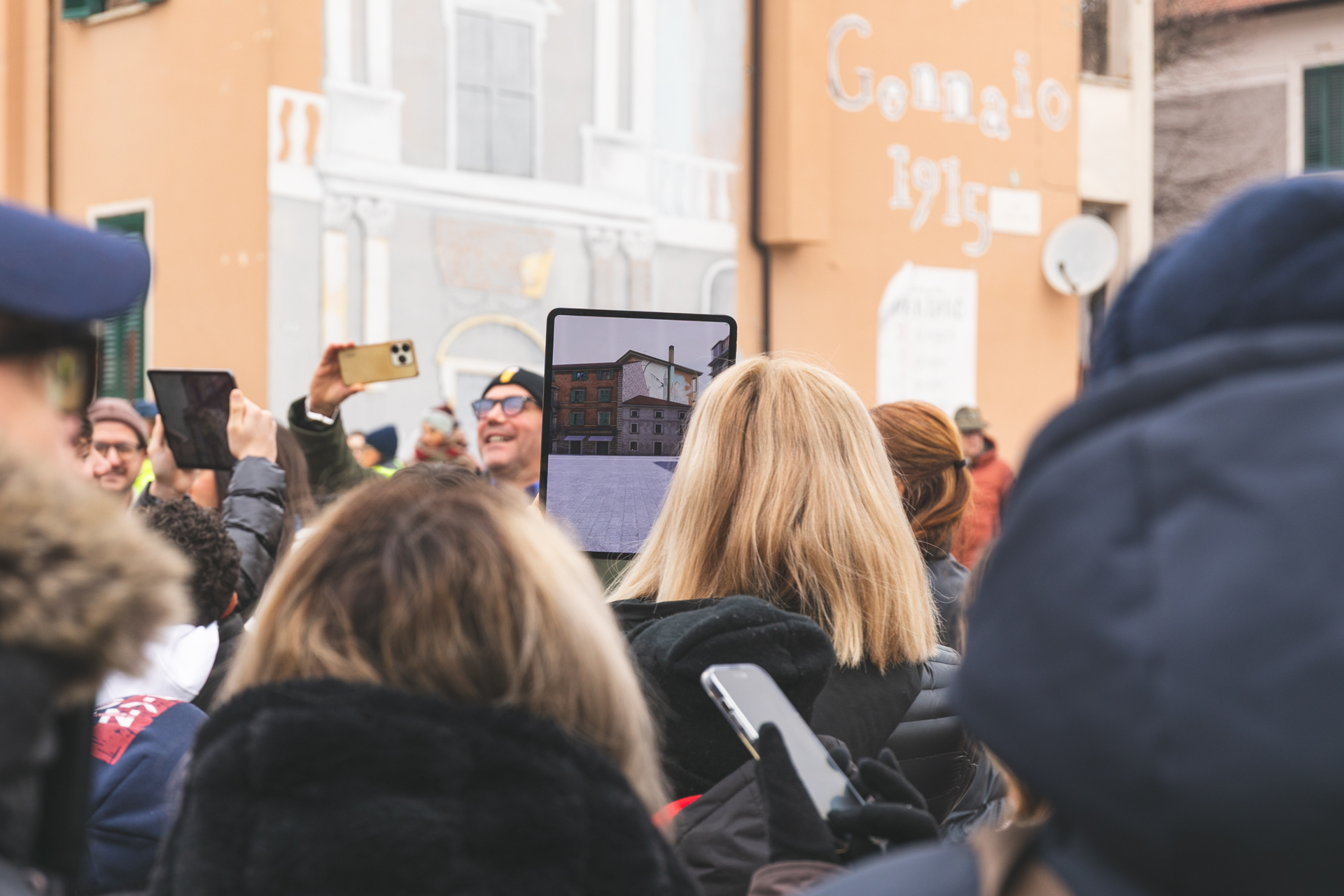 La ricostruzione di piazza San Bartolomeo su un tablet durante la seconda presentazione