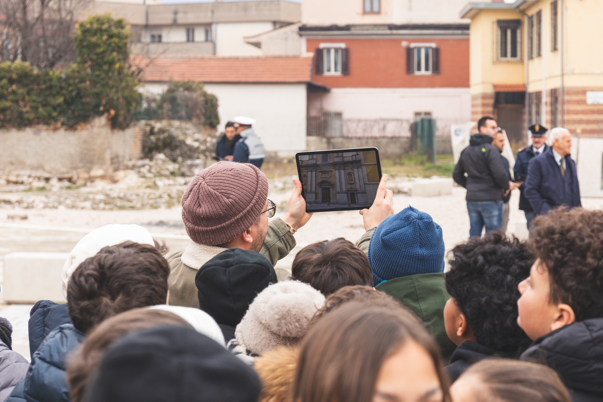 Ennio mostra la ricostruzione di piazza San Bartolomeo su un tablet