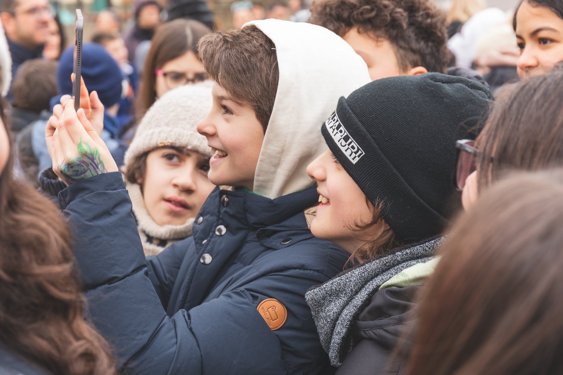 Studenti osservano la ricostruzione di piazza San Bartolomeo su un tablet durante la presentazione