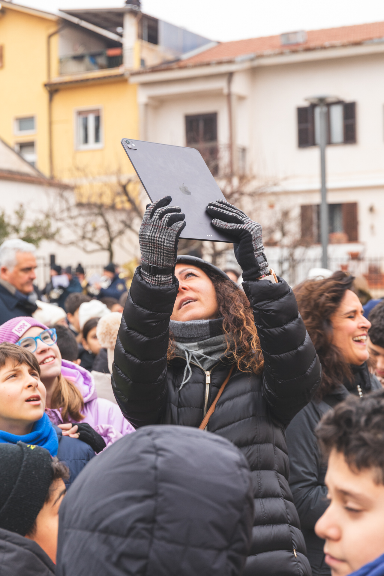 Docente mostra la ricostruzione di piazza San Bartolomeo su un tablet durante la presentazione