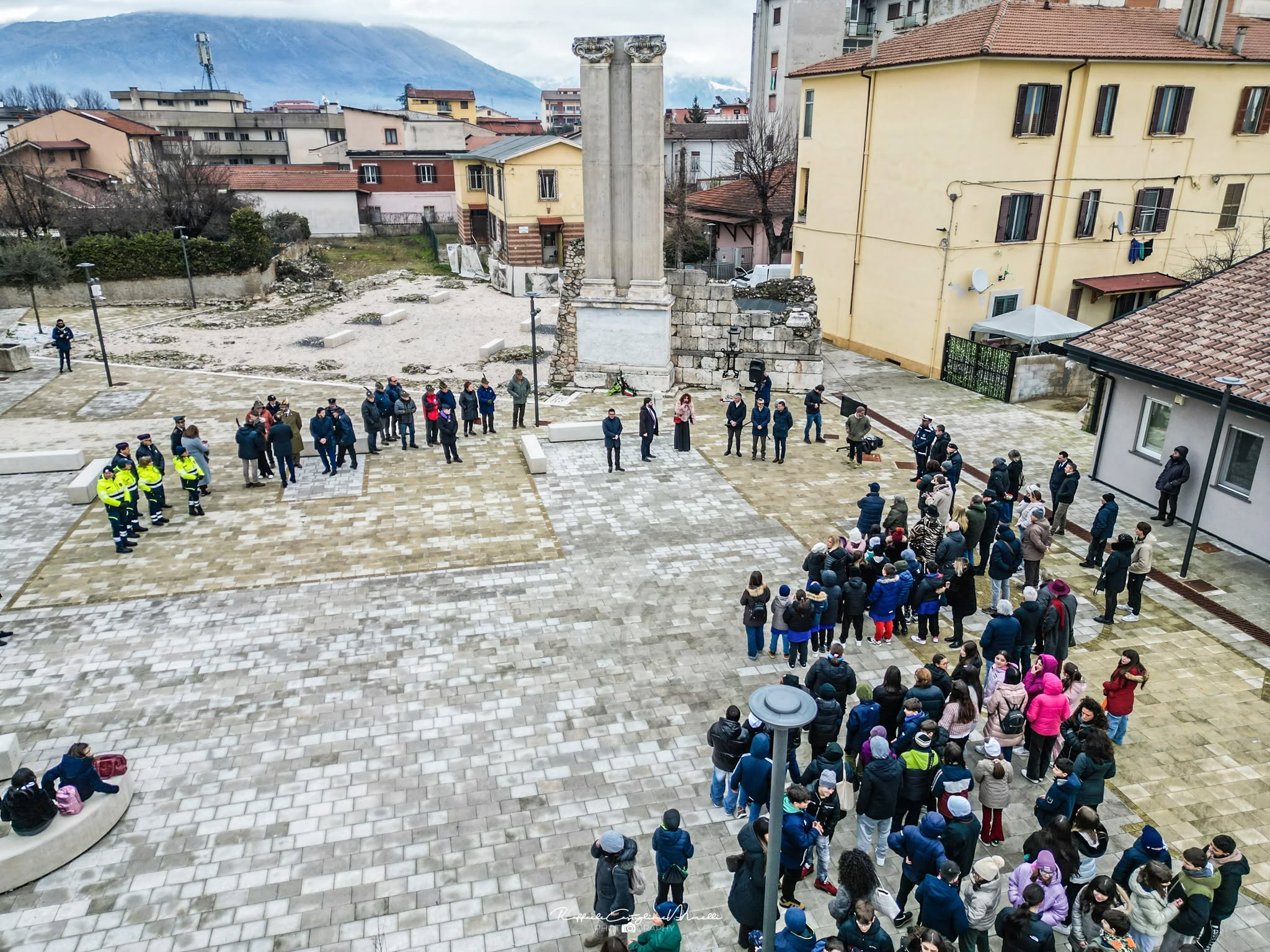 La folla in piazza San Bartolomeo vista dall’alto