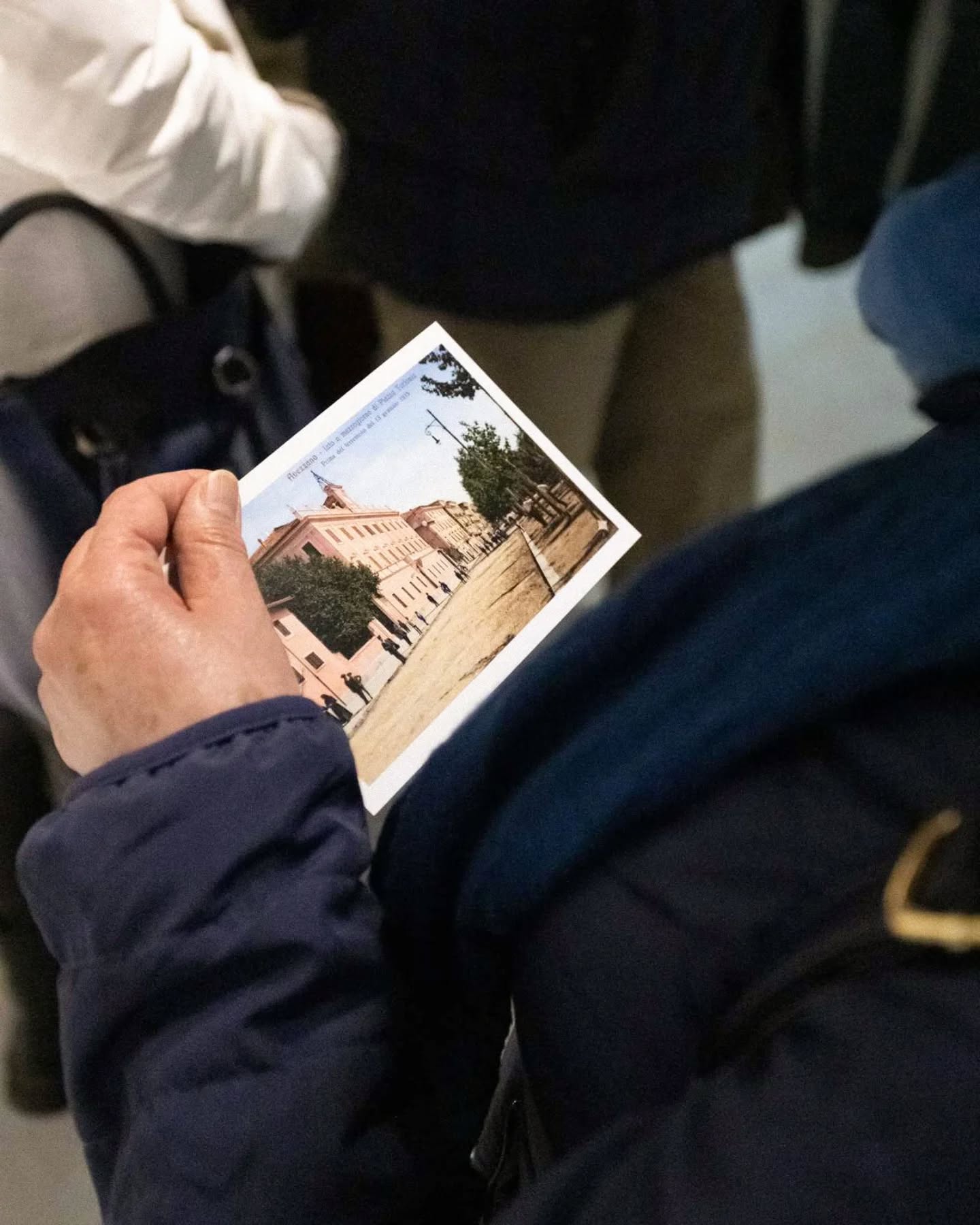 Un visitatore osserva una fotografia storica