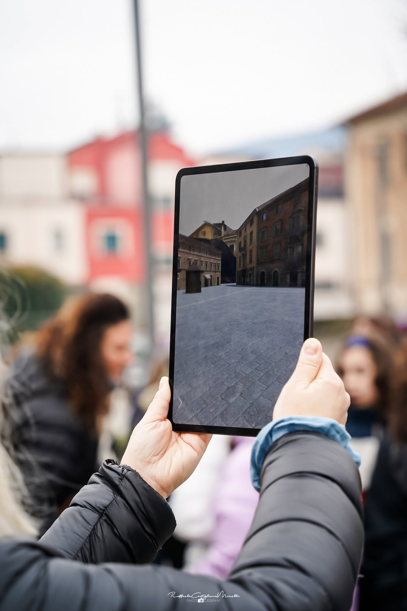 La ricostruzione di piazza San Bartolomeo su un tablet durante la presentazione
